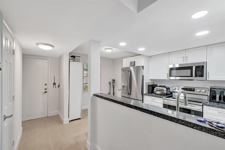 Building Photo - 640 Tennis Club Dr