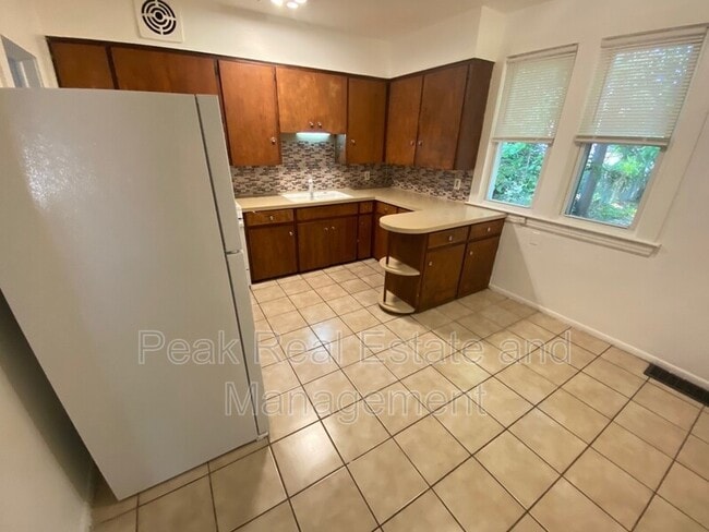 Building Photo - 855 Alexander St SE