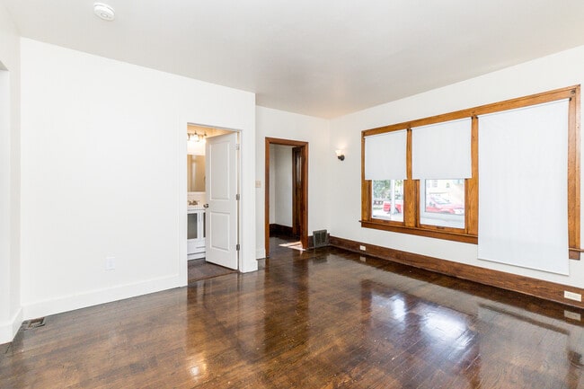 Building Photo - 1014 Woodlawn Ave