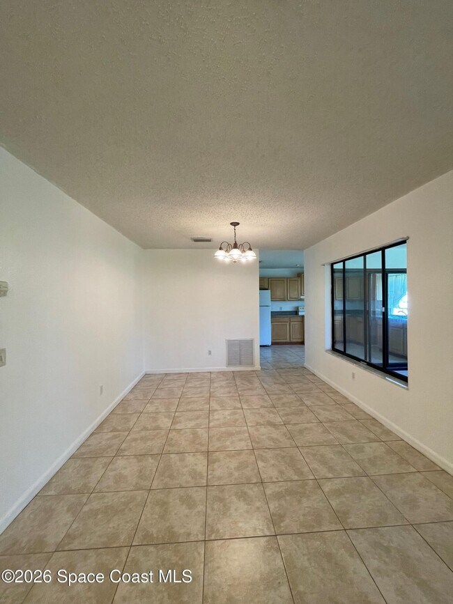 Building Photo - 997 Mariposa Dr NE