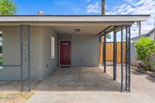 Building Photo - 838 E Belmont Ave