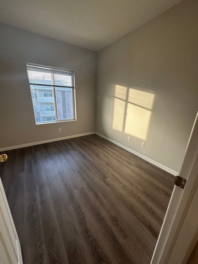 Building Photo - Updated 2 bed, 2 bath Upper Level Condo