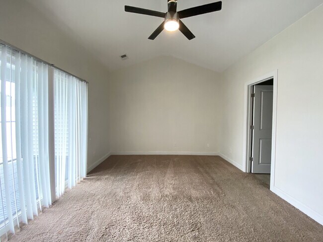 Building Photo - Spacious Three Bedroom Town Home! Located ...