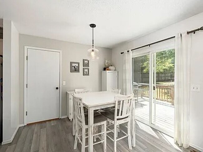 Building Photo - 3 Bed 2 Bath 2 Car Garage Available Now!!!