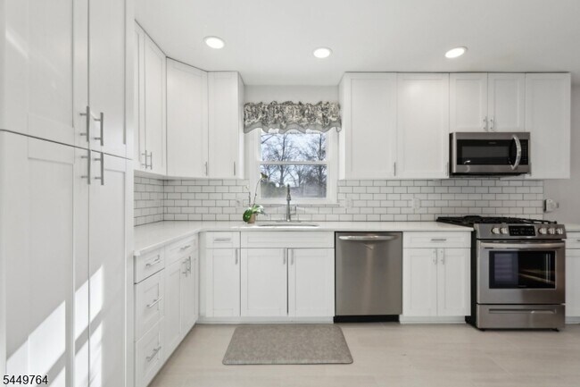 Building Photo - 287 Country Club Dr