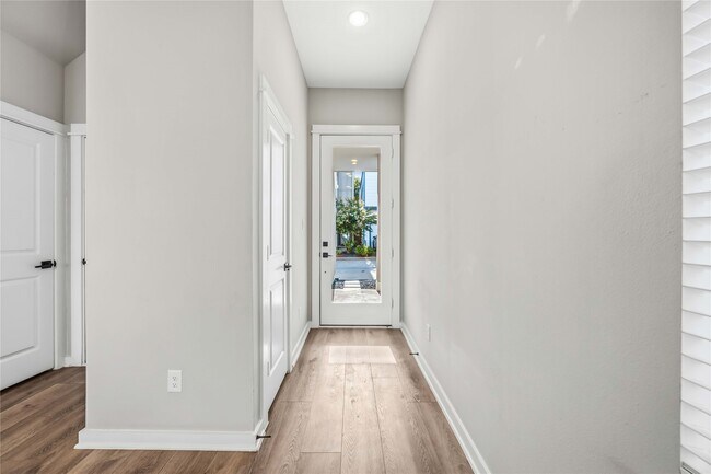 Building Photo - 6713 Parker Grv Ln