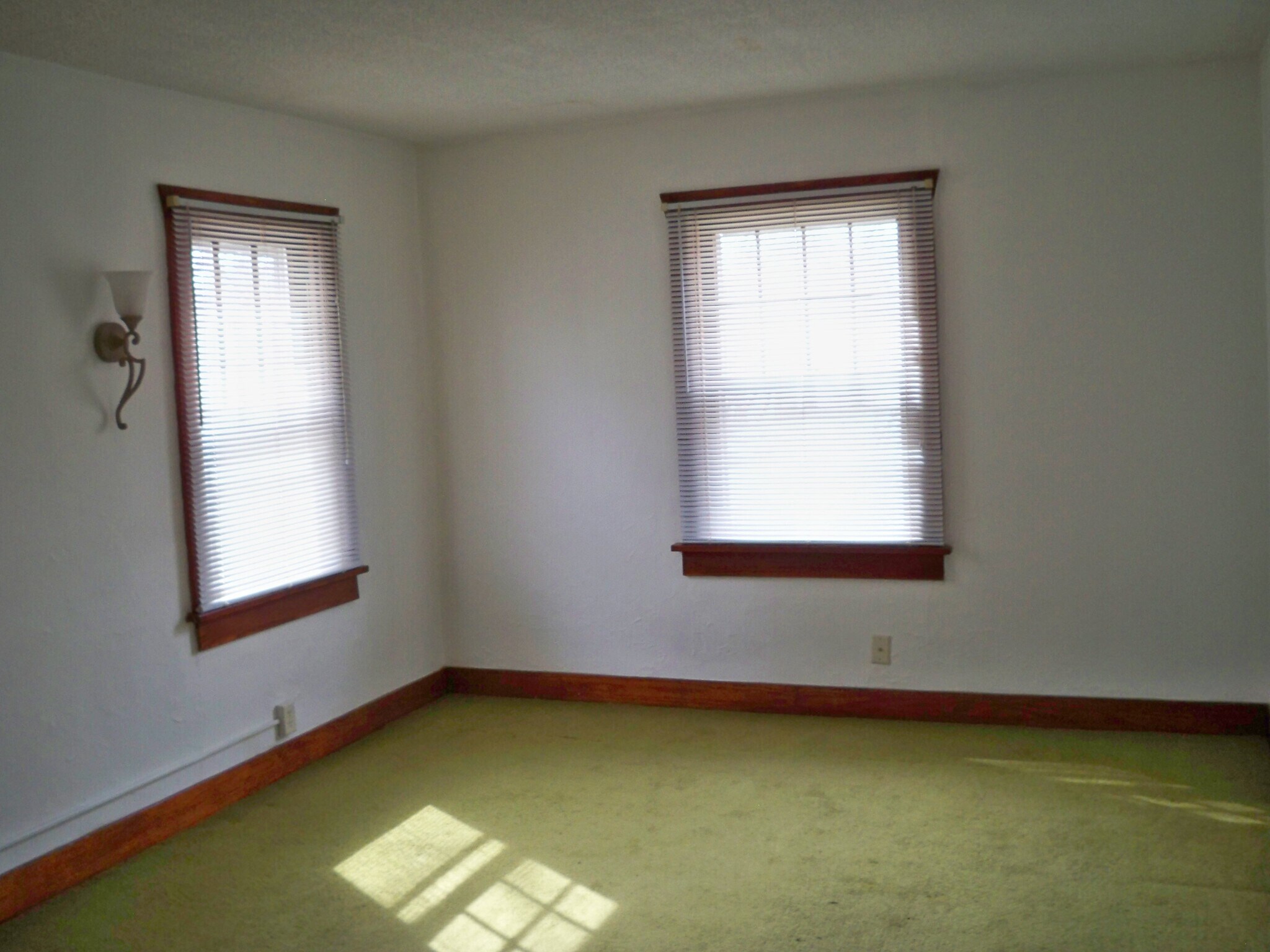 Building Photo - 331 W Cedar St