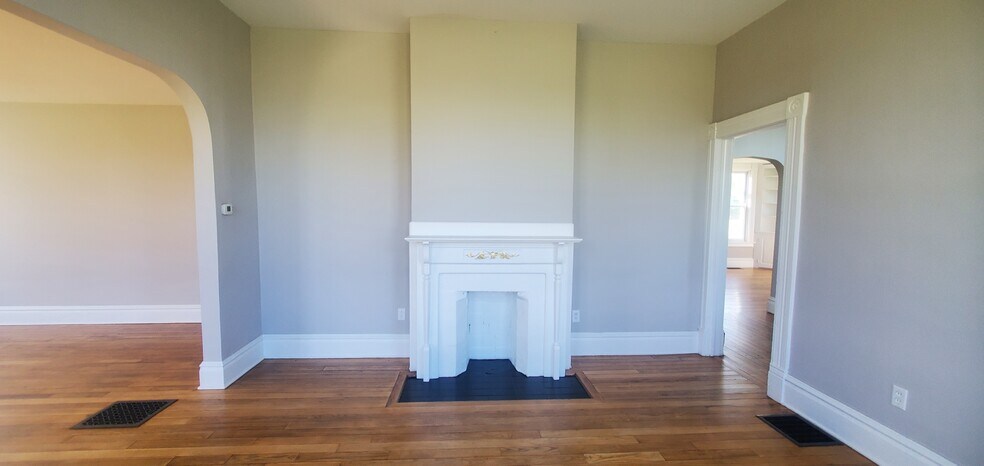 Building Photo - 707 Dewitt Ave