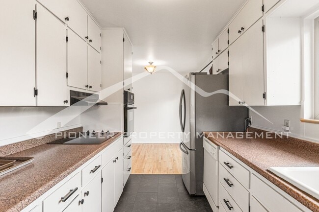 Building Photo - Gorgeous Home with Washer/Dryer and Fenced...