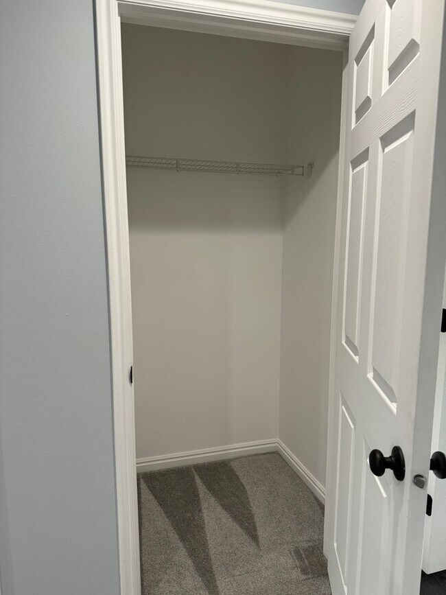 Building Photo - Townhouse with Spacious layout and convien...