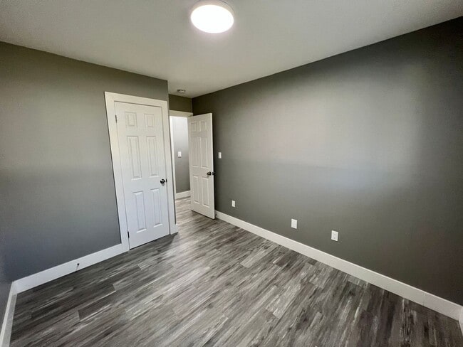 Building Photo - Massive Space! 4 Bedrooms 2 Bathrooms - Cr...