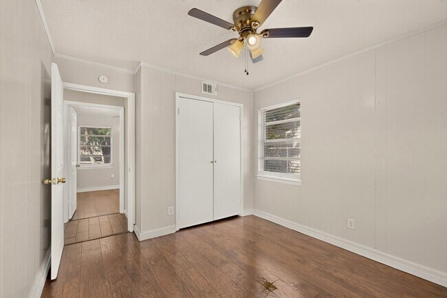 Building Photo - 937 Cleardale Dr