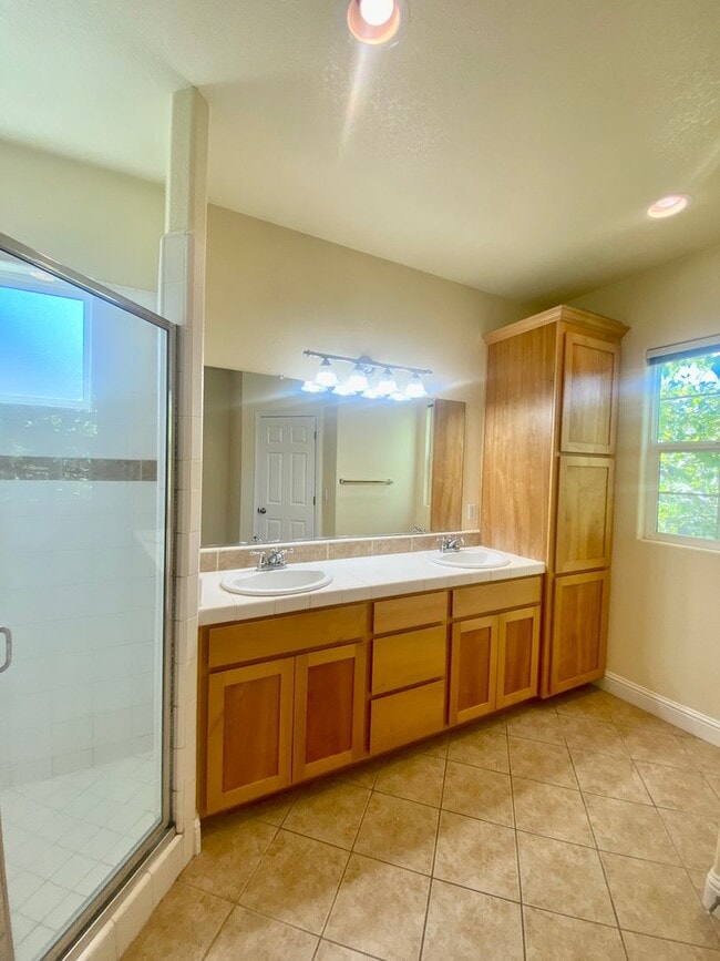 Building Photo - West Davis 5 Bedroom Home