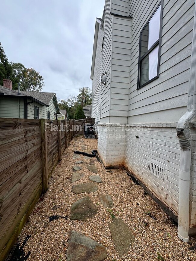 Building Photo - 150 Dahlgren St SE