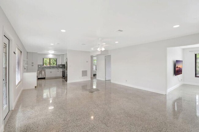 Building Photo - 3550 NE 4th Ave