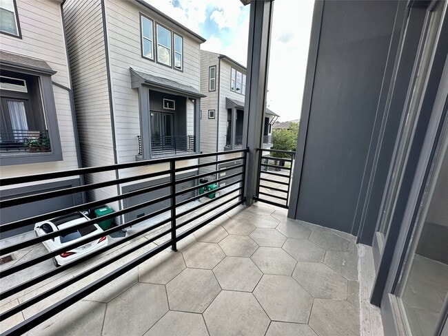 Building Photo - 1537 W 24th St