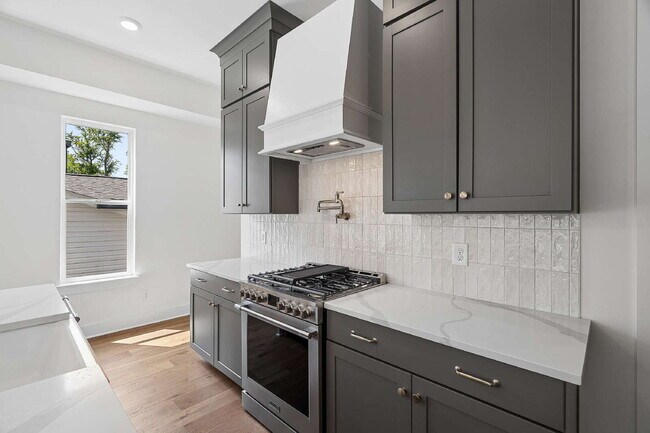 Building Photo - "Chic Nashville Townhouse: 3 Beds, 3 Baths, with Granite Elegance & Cozy Fireplace!"