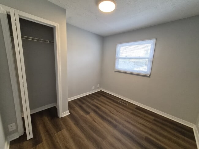 Building Photo - 484 Carol Dr