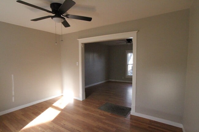 Building Photo - 1324 1/2 Main St - Apartment