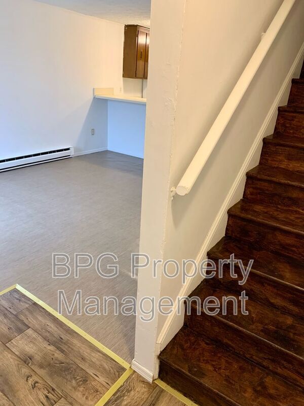 Building Photo - 123 Circle Dr