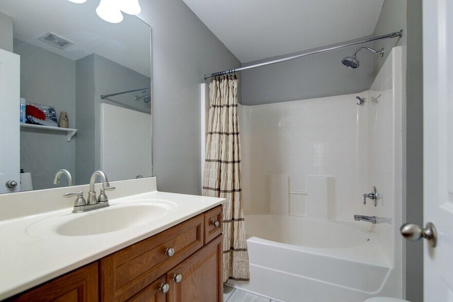Building Photo - 7031 Sunnywood Dr