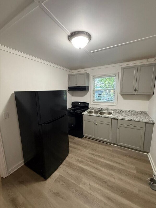 Building Photo - 605 Betty St