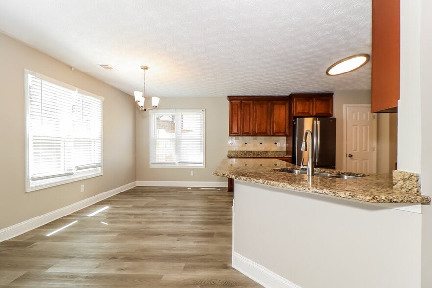 Building Photo - 2950 Northcliff Dr