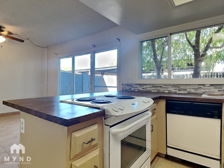 Building Photo - 4305 W Solano Dr N