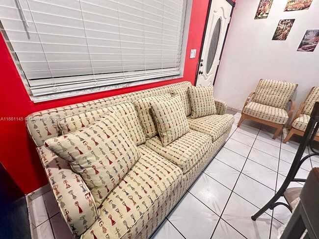 Building Photo - 935 SW 11th Ave