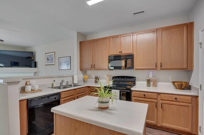 Building Photo - Cozy End-Unit Townhome – Prime Durham Loca...