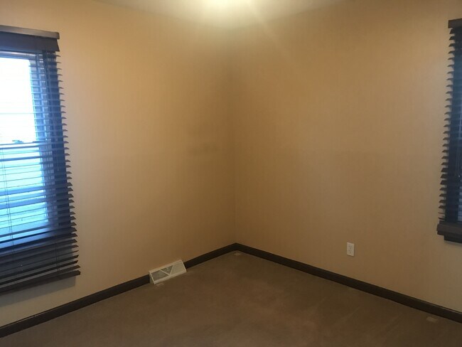 Building Photo - Beautiful Move in Ready 2Bed/1Bath