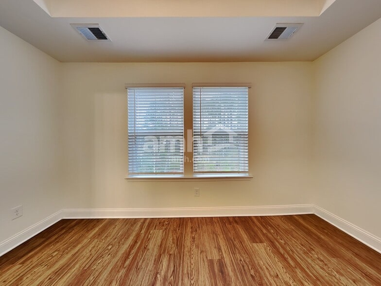 Building Photo - 105 Doral Blue Dr