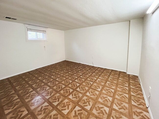 Building Photo - 50's Rambler with 5 BR & 3 BA in One of th...