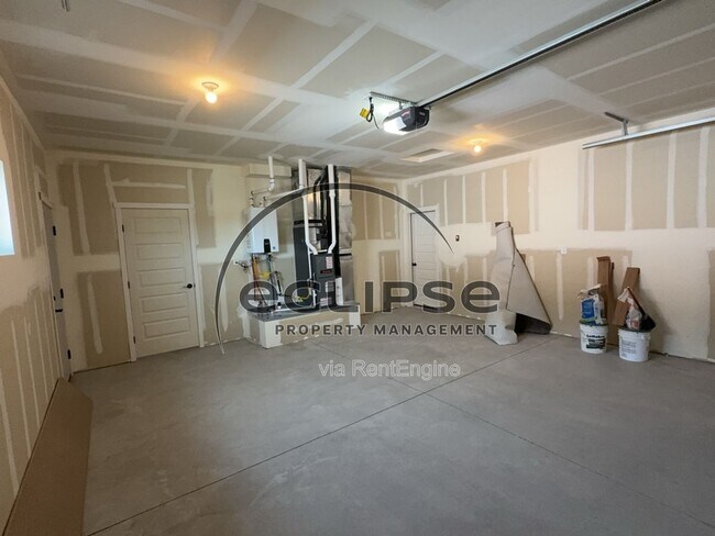 Building Photo - 250 Sasha St