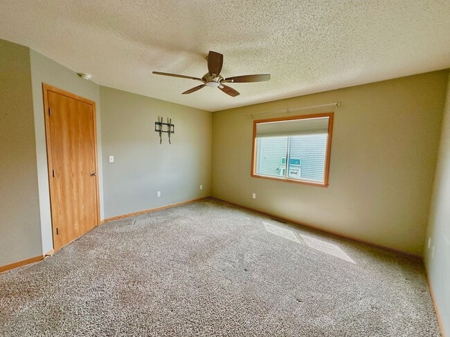 Building Photo - 3 Bed, 2 Bath Twinhome!