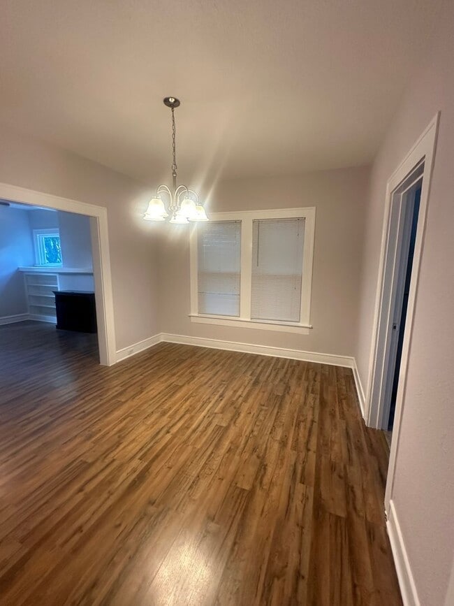 Building Photo - Precious Waco home