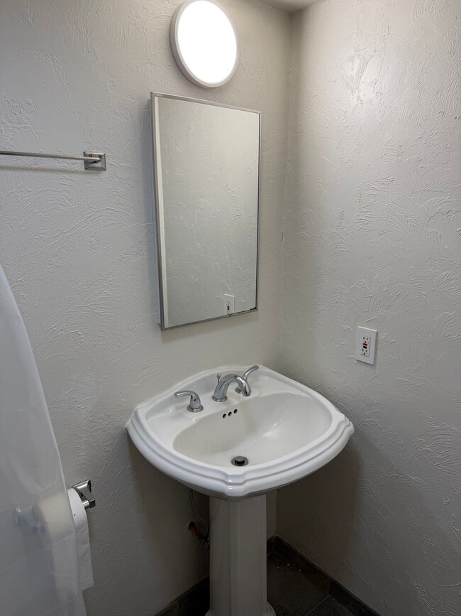 Building Photo - Updated 1 bedroom 1 bathroom ADU!