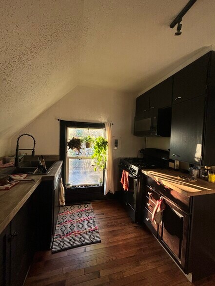 Building Photo - 1841 1/2 Highland Ave