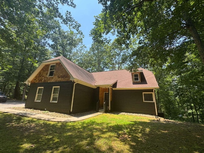 Primary Photo - Beautiful Home Available Immediately in Se...