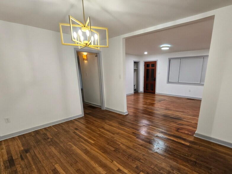 Building Photo - 4352 Ridgewood Cir