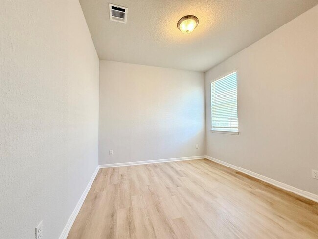 Building Photo - 306 Naset Dr