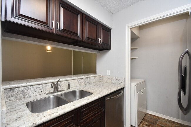 Building Photo - 700 Thicket Ln