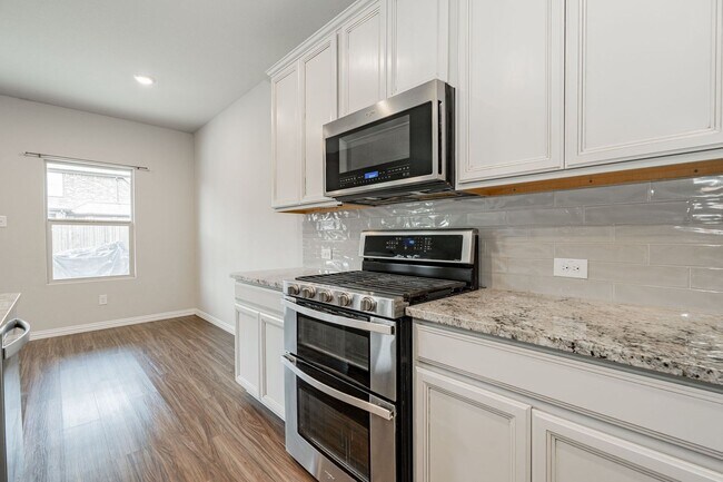 Building Photo - Stunning 3-bedroom, 2.5-bathroom with office.