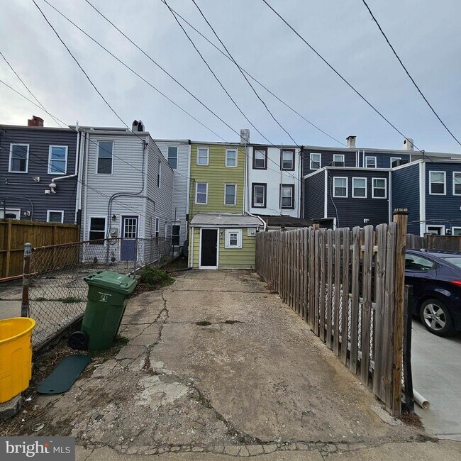 Building Photo - 3419 Chestnut Ave