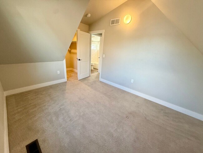 Building Photo - 614 Lesser Dr