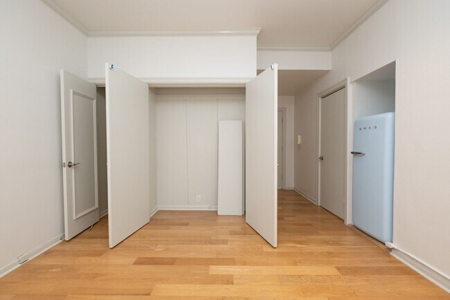 Building Photo - Updated Downtown Studio with A/C in the He...