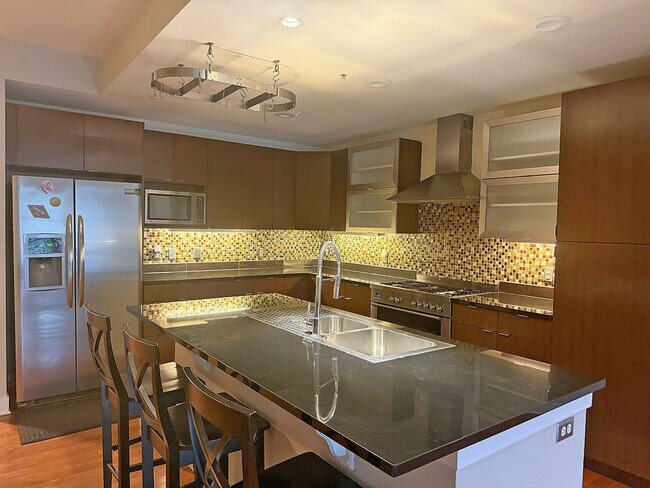 Building Photo - 2-Bedroom, 2 Bath Unit for Rent in Denver, CO | Fitness center & Modern Kitchen
