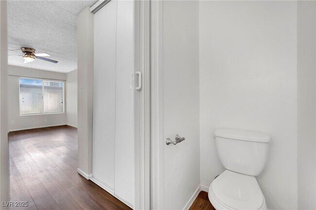 Building Photo - 1417 Hialeah Dr