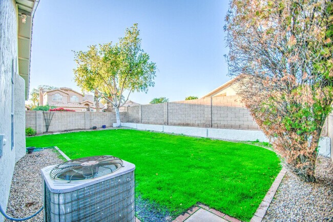 Building Photo - 3216 E Muirwood Dr