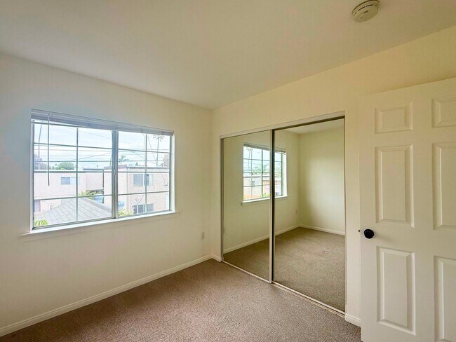 Building Photo - Welcome to This Charming 3BR/2BA Ocean Beach Coastal Home